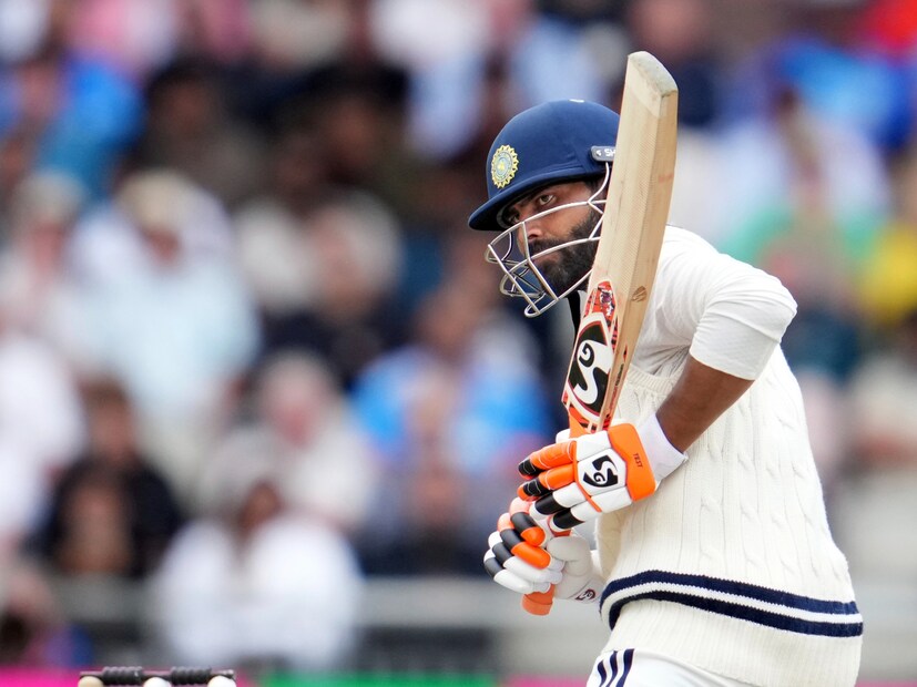 শেষ দিনে রাহুল ৯০ ও গিল ১০৩ রানে আউট হওয়ার পর কিছুটা চাপে পড়ে গিয়েছিল ভারতীয় দল। ফের একবার ইনিংসে হারের আশঙ্কা তৈরি হয়েছিল। কিন্তু ম্যাচ ও দেশের মান বাঁচানোর দায়িত্ব কাঁধে তুলে নেন জাদেজা ও সুন্দর।
