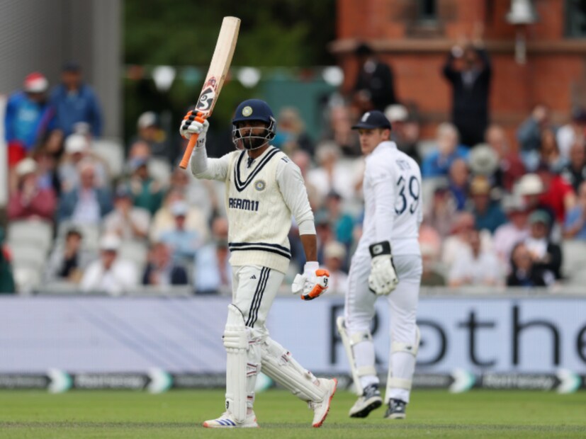 ঠান্ডা মাথায় ব্যাট করে জাদেজা ও সুন্দর জুটি প্রথমে শতরানের পার্টনারশিপ পূরণ করেন ও ভারতকে দ্বিতীয় ইনিংসে লিডে নিয়ে যান। উইকেট বাঁচানোর পাশাপাশি কঠিন পিচে বেশ কিছু চোখ ধাঁধানো শটও উপহার দেন দুই তারকা।
