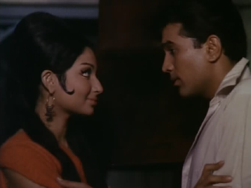 ১৯৬৯ সালে মুক্তি পাওয়া এই ছবি, ‘আরাধনা’। শর্মিলা ঠাকুর এবং রাজেশ খান্না অভিনীত এই ছবি কেবল বক্স অফিসে অনেক রেকর্ডই তৈরি করেনি, বরং বলিউডকে তার প্রথম সুপারস্টারও দিয়েছে। এই ছবিতে তাদের দুজনের জুটি মানুষ এতটাই পছন্দ করেছিল যে এই হিট জুটিকে আবার অনেক ছবিতে একসঙ্গে দেখা গেছে।