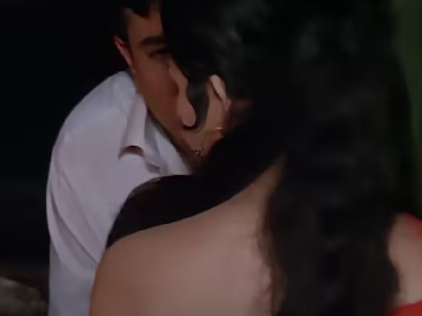 একটি ছবিকে পর্দায় আনার জন্য, কেবল নায়ক-নায়িকাই নয়, পর্দার আড়ালেও একটি বিশাল দল কাজ করে। চলচ্চিত্রের সংলাপ লেখক থেকে শুরু করে গায়ক, সকলেই একটি বিশাল দল একটি ছবিকে হিট করে তোলে। ছবিতে গান গুরুত্বপূর্ণ। কখনও কখনও তারা এমন কিছু প্রকাশ করে যা তারকারা সংলাপের মাধ্যমেও প্রকাশ করতে পারেন না। সিনেমা কেবল একটি গল্প নয়, বরং একটি আবেগপূর্ণ অভিজ্ঞতা, এবং গানগুলি এই অভিজ্ঞতাকে আরও জাদুকরী করে তোলে। গানের শুটিং করতেও অনেক দিন সময় লাগে। কিন্তু আপনি কি জানেন যে ১৯৬৯ সালের ব্লকবাস্টার ছবির হিট রোমান্টিক গানটি মাত্র এক টেকে শুট করা হয়েছিল। এই গানটি এখনও মানুষ খুব পছন্দ করে।