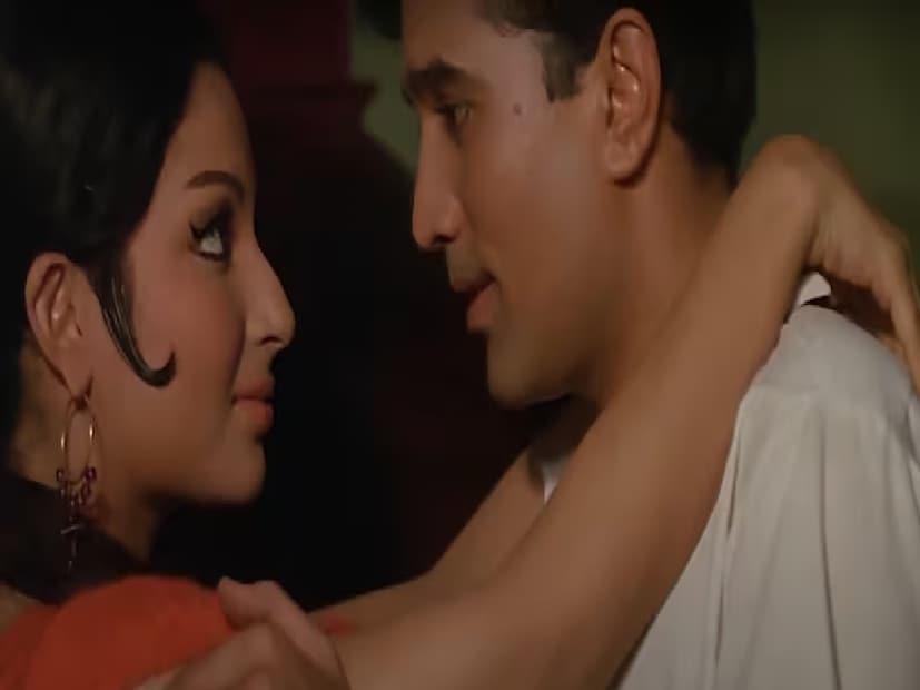ছবির গল্প কী?ছবির গল্প আবর্তিত হয় বন্দনা ত্রিপাঠী (শর্মিলা ঠাকুর) কে ঘিরে, যে বিমান বাহিনীর পাইলট অরুণ ভার্মার (রাজেশ খান্না) প্রেমে পড়েছিল। দুজনেই বিয়ে করে, কিন্তু অরুণ একটি দুর্ঘটনায় মারা যায়। সমাজের ভয়ে বন্দনা গর্ভবতী হয় এবং তার সন্তানকে এতিমখানায় রেখে যায়। পরে সে তার নিজের ছেলেকে দত্তক নেয় এবং তাকে বড় করে তোলে। গল্পে অনেক উত্থান-পতন রয়েছে, যেখানে বন্দনাকে তার ছেলের জন্য সংগ্রাম করতে হয়।