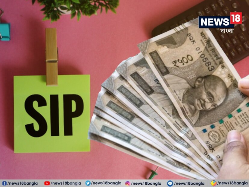 ১২-১২-৫ SIP সূত্রটি কীভাবে কাজ করে -১২-১২-৫ সূত্রের তিনটি সংখ্যা তিনটি ভিন্ন জিনিসকে প্রতিনিধিত্ব করে। প্রথম ‘১২’ প্রতি মাসে বিনিয়োগের পরিমাণকে প্রতিনিধিত্ব করে, অর্থাৎ প্রতি মাসে ১২.০৫ লাখ টাকা SIP হিসেবে বিনিয়োগ করতে হবে। দ্বিতীয় '১২' বিনিয়োগের উপর প্রত্যাশিত ১২ শতাংশ বার্ষিক রিটার্ন নির্দেশ করে। তৃতীয় '৫' এই বিনিয়োগটি চালিয়ে যাওয়ার সময়কাল অর্থাৎ ৫ বছর নির্দেশ করে।