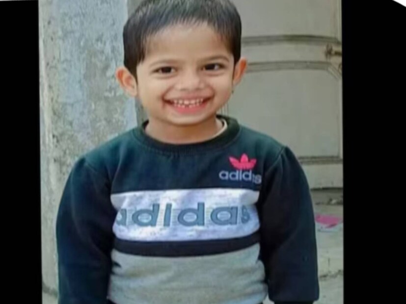 মাঠে খেলছিল পাঁচ বছরের শিশু, সামনে ছিলেন তার মা-ও। খেলতে খেলতে হঠাৎ ছোবল দেয় একটি বিষাক্ত সাপ। সঙ্গে সঙ্গে অজ্ঞান হয়ে পড়ে শিশুটি। 