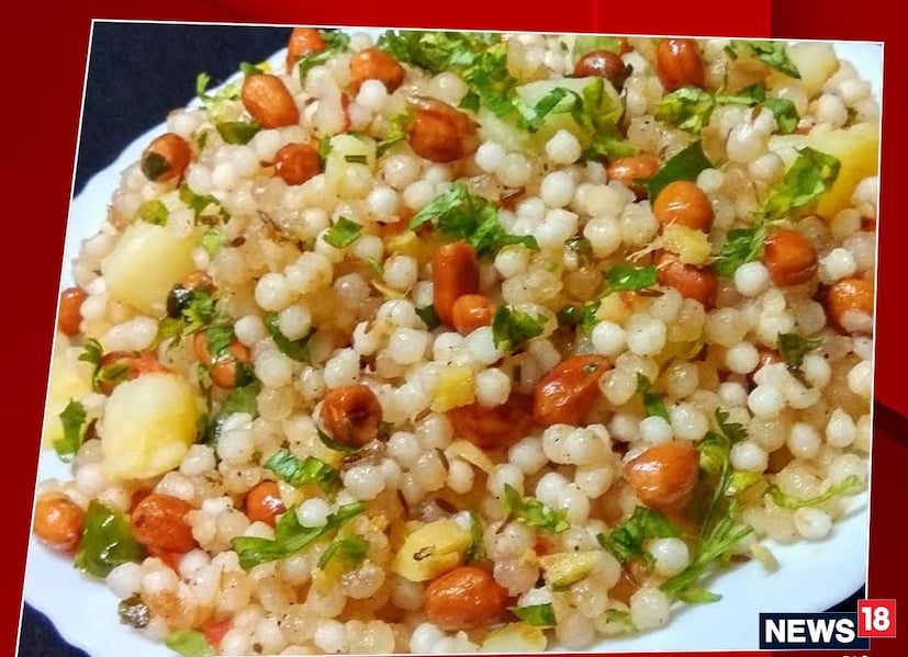 ৩. সাবুদানা পুরোপুরি ভিজেছে কি না তা পরখ করা- দানাগুলো যেন একে অপরের সঙ্গে লেগে না থাকে।- হাত দিয়ে চাপ দিলে দানাগুলো সহজেই ভেঙে যাবে।- দানাগুলো যেন সামান্য ভেজা, অথচ শুকনোও মনে হয়।এই ৩ জিনিস ঠিক থাকলেই অর্ধেক কাজ হয়ে গেল- বাকি অর্ধেকের জন্য দেখে নেওয়া যাক রেসিপি! উপকরণ: - ১ কাপ ভেজানো সাবুদানা - ২টো সেদ্ধ আলু ডুমো-ডুমো করে কাটা - ৪ টেবিল চামচ ভাজা বাদাম - ২ টেবিল চামচ চিনেবাদাম গুঁড়ো - ১ চা চামচ গোটা জিরে - আধা ইঞ্চি মতো আদা কুচি - ২টো কাঁচালঙ্কা (মাঝখান থেকে একটু চিরে নিতে হবে) - সৈন্ধব লবণ স্বাদ অনুযায়ী (চাইলে এমনি নুনও দেওয়া যায়) - আধা চা চামচ গোলমরিচ গুঁড়ো - ১ চা চামচ লেবুর রস - ১ টেবিল চামচ দেশি ঘি - সাজানোর জন্য সামান্য ধনেপাতা কুচি, বড়জোর ১ চা চামচ (Representative Image)