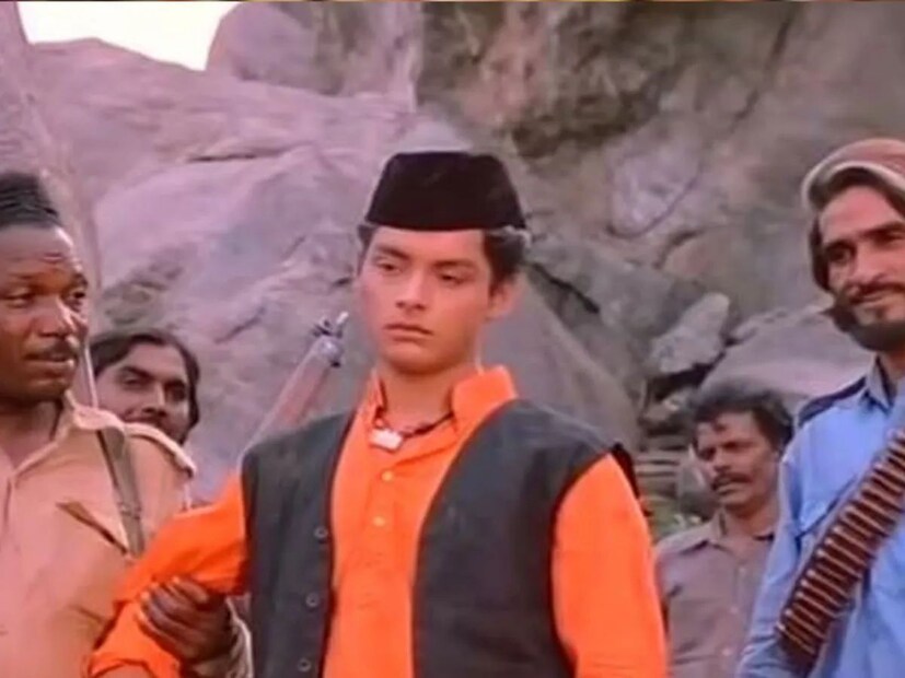 ছবিতে আহমেদ চরিত্রে অভিনয় করেছেন শচীন। ছবিতে দেখা যাচ্ছে, শচীনকে চুল ধরে টেনে তুলছেন গব্বর। চারিদিকে দস্যুদের দেখা যাচ্ছে। ছবিটি থেকে এই দৃশ্যটি কাটা হয়েছে।