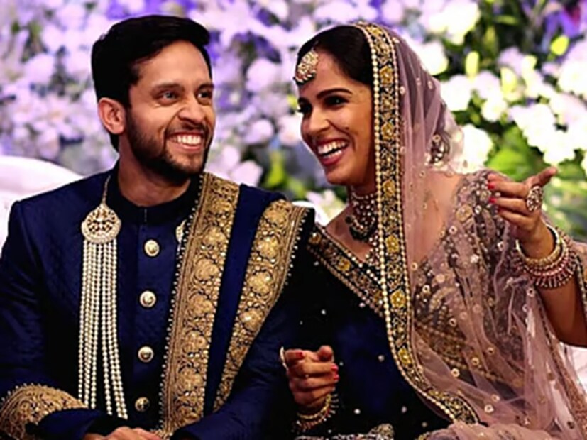 এহেন পরিস্থিতিতে সম্পর্ক টিকতে পারে। তবে এক্ষেত্রে শুরু পেশাগত কম্প্যাটিবিলিটিই নয়, দু’জনের মধ্যে সম্পর্ক, ইমোশনাল স্পেস এবং বোঝাপড়াও জরুরি। সম্পর্কে সাম্য ভাল, কিন্তু তা যেন বোঝা হয়ে না দাঁড়াতে পারে। এই তারকা যুগলের কাহিনি আমাদের সম্পর্কের দিক থেকে অনেক কিছুই শিক্ষা দিল। অভিন্ন যাত্রাপথ অথবা একই রকম লক্ষ্য কিন্তু সম্পর্ক বাঁচানোর জন্য যথেষ্ট নয়। এর জন্য খোলাখুলি কথা বলতে হবে, একে অন্যের স্পেসকে সম্মান করতে হবে এবং কেরিয়ারের প্রতিযোগিতা থেকে সম্পর্কটাকে দূরে রাখাই ভাল। কখনও কখনও আলাদা হয়ে যাওয়ার পরেও একে অপরের প্রতি সম্মান থাকে প্রাক্তন সঙ্গীদের। আর সেটাই হল সবথেকে পরিণত সম্পর্কের পরিচায়ক। 