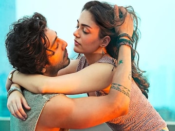 Bollywood Gossip: ৪১ বছরেও কুমারী ‘এই’ বাঙালি হিরোইন,৫ বছরের ছোট বোনের সন্তানও হয়ে গেছে..