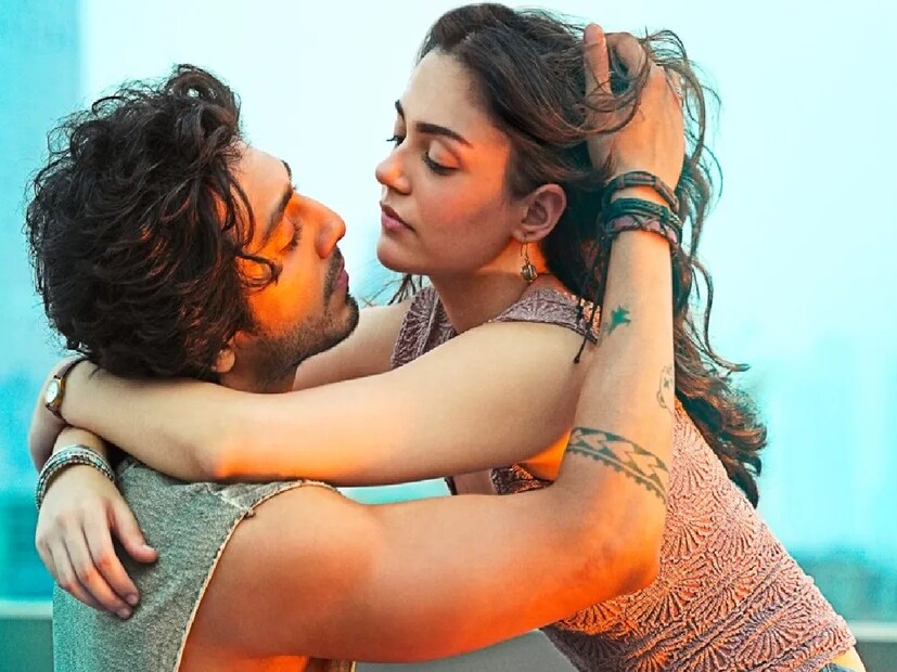 অহন পান্ডে এবং অনিত পাড্ডা যেমন Saiyaara সিনেমার মাধ্যমে রাতারাতি সুপারস্টার হয়ে ওঠেন, তেমনি আশিক বানায়া আপনে সিনেমাটি তনুশ্রী দত্তের ভাগ্য খুলে দিয়েছিল।এমনকি তিনি মানুষের কাছে জাতীয় ক্রাশ হয়ে উঠেছিলেন। ইমরান হাশমির সঙ্গে তার জুটি বেশ পছন্দ হয়েছিল। সম্প্রতি, তনুশ্রী দত্ত একটি মর্মান্তিক ভিডিও শেয়ার করেছেন এবং হয়রানির অভিযোগ করেছেন। যার পর তিনি আবারও আলোচনায় এসেছেন।