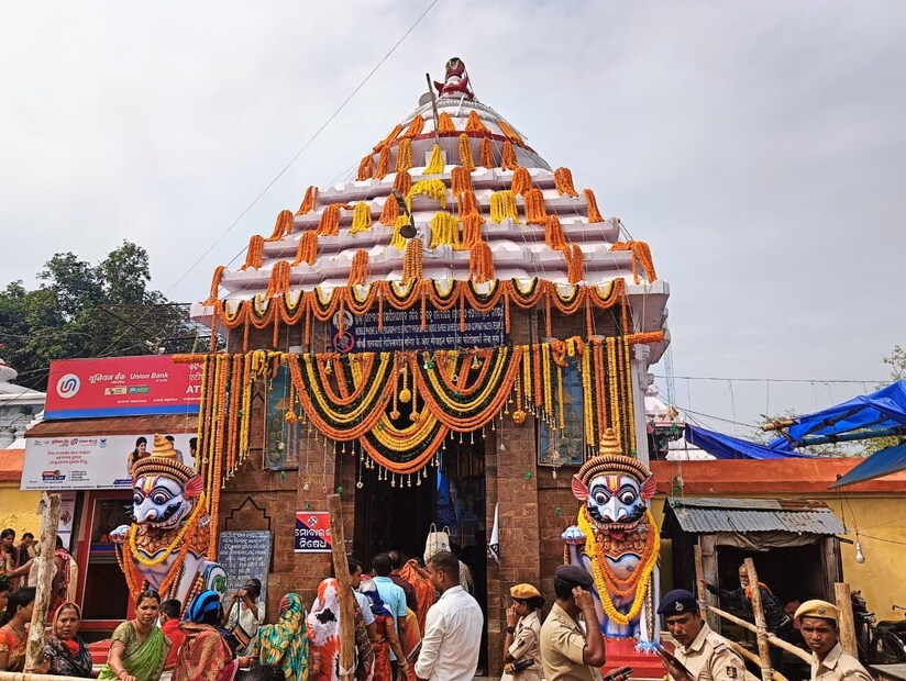 *সাক্ষী গোপাল মন্দিরঃ পুরীতে আগত ভক্তদের জন্য সাক্ষী গোপাল মন্দিরও অত্যন্ত গুরুত্বপূর্ণ বলে মনে করা হয়। এই মন্দিরটি ভগবান কৃষ্ণকে উত্সর্গীকৃত এবং এটি বিশ্বাস করা হয় যে ভক্ত এখানে না এলে তাঁর পুরো যাত্রা সম্পূর্ণ বলে মনে করা হয় না। এই মন্দিরটি আধ্যাত্মিক শক্তিতে পূর্ণ এবং তার নির্মলতা মনকে প্রশান্ত করে।