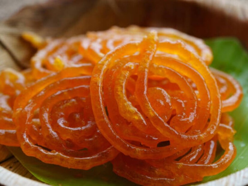 সরকারি পরিসংখ্যান অনুযায়ী, ২০৫০ সালের মধ্যে ৪৪.৯ কোটি বেশি ভারতীয় স্থূলতা বা ওবেসিটি দ্বারা আক্রান্ত হতে পারে। এর ফলে আমাদের দেশ স্থূলতার দ্বিতীয় বৃহত্তম কেন্দ্র হয়ে উঠবে। এটি ডায়াবেটিস, উচ্চ রক্তচাপ এবং হৃদরোগের মতো গুরুতর রোগের ঝুঁকি বাড়ায় ক্ষতিকারক, তেল এবং চিনি। সাধারণ মানুষকে সতর্ক করার জন‍্যই এই প্রয়াস নেওয়া হয়েছে বলে জানান হয়েছে। 