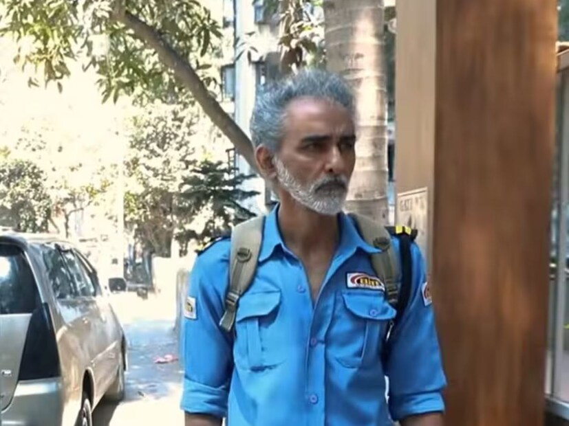 শুনে অবাক লাগলেও বর্তমানে তিনি ওয়াচম‍্যানের কাজ করেন। এক সময় যাঁকে পর্দায় দেখতে হলে টিকিট কেটে যেত লোকজন, এখন তাঁর কাছেই সিনেমার টিকিট কাটার টাকাও নেই। কোনওরকমে করছেন দিনগুজরান। 
