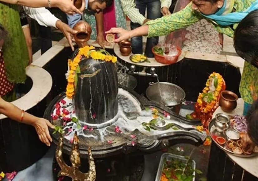 *উপবাসের সময় প্রচুর জল পান করা উচিত - শরীরকে জলশূন্যতা থেকে রক্ষা করা খুবই গুরুত্বপূর্ণ। এমন খাবার বেছে নিতে হবে, যা পেটের উপর চাপ সৃষ্টি করে না। ফাইবার সমৃদ্ধ খাবার খান, যা হজমে সাহায্য করে। সাত্ত্বিক খাবার, যা শরীর ও মন উভয়ের জন্যই শান্তি বয়ে আনে, সেটাই খান।