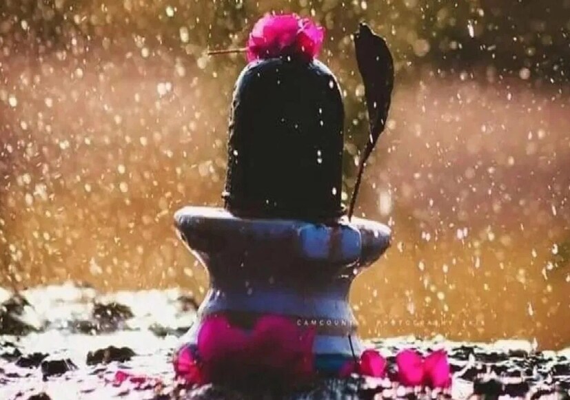 বহু বছর পর, শ্রাবণের প্রথম সোমবারে একটি আশ্চর্যজনক শুভ কাকতালীয় ঘটনা ঘটতে চলেছে এবং এই শুভ কাকতালীয় ঘটনায়, ভগবান ভোলেনাথকে জল অর্পণ এবং বেল পাতা উৎসর্গ করলে, ভগবান ভোলেনাথ খুব খুশি হন এবং কাঙ্ক্ষিত ফল লাভ করেন।