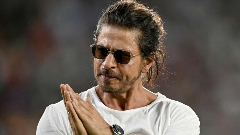 শাহরুখ খানের নয়নের মণি সে। কিং খান যেন ছোট ছেলেকে চোখে হারান! শাহরুখ বহুবার জানিয়েছেন, বাড়িতে থাকলে তাঁর কাজ আব্রামের সঙ্গে খেলা, তার সঙ্গে সময় কাটানো। আর সেটা কিং খান অনেকবার বলেছেন। সম্প্রতি শাহরুখ খানের ছেলে আরিয়ানের ভিডিও ভাইরাল হয়েছে। তবে আজকাল শাহরুখের ছোট ছেলে আব্রামকে তেমন দেখা যাচ্ছে না।