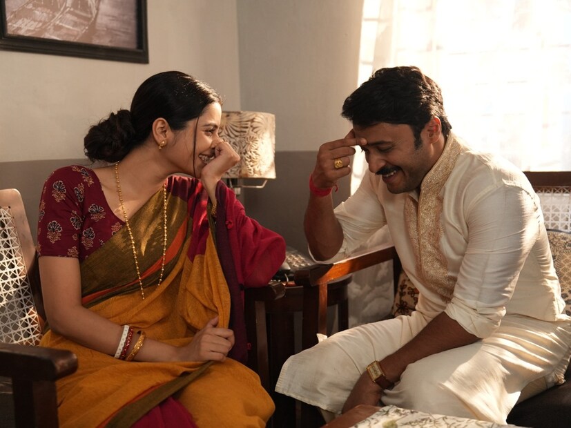 ওটিটি প্ল্যাটফর্মের কনটেন্টে কেবলই থ্রিলারের ভিড়, এই অনুযোগ করে থাকেন অনেকেই! কথাটা একেবারে মিথ্যেও নয়। খুনের রহস্য উদ্ধার, চোর-পুলিশের টানাপোড়েন দেখতে দেখতে দর্শক ক্লান্ত। সেই জায়গা থেকে নয়া বাংলা মিনি-সিরিজ 'বিভীষণ' (Zee5’s latest mini series Bibhishon) দর্শককে এক নতুন অভিজ্ঞতা দিতে প্রস্তুত, দাবি করছেন সিরিজের পরিচালক রাজা চন্দ এবং অভিনেতারাও।
