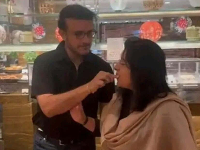 বিসিসিআই সভাপতি ও সহ-সভাপতির সঙ্গে লাঞ্চ করতেও দেখা যায় দাদাকে। ‌লর্ডসে মেয়ে সানার অফিসের অনুষ্ঠানে বাবা মেয়ে মঞ্চ শেয়ার করেন। অন্যদিকে ডোনা গঙ্গোপাধ্যায়ও ক্রিকেট ম্যাচ দেখার পাশাপাশি নাচের অনুষ্ঠান করেন। ‌ছুটির মেজাজে সময় কাটান গঙ্গোপাধ্যায় দম্পতি।‌