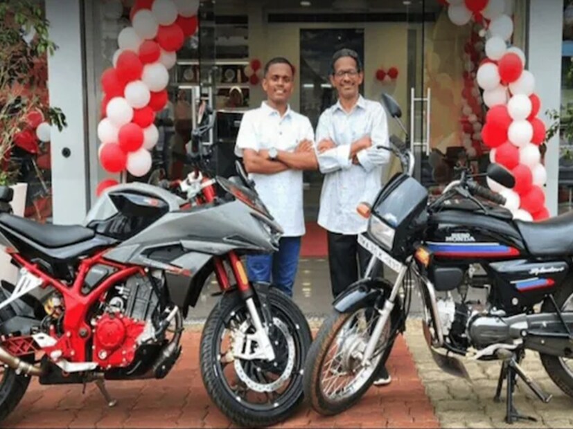 করিজমা এক্সএমআর-এর উপর ভিত্তি করে তৈরি বাইকটি:  সেন্টেনিয়াল এডিশনটি হিরো করিজমা এক্সএমআর-এর উপর ভিত্তি করে তৈরি। তবে, স্পেশাল এডিশনটি বেশ অনন্য। এতে কার্বন ফাইবার বডি প্যানেল, আক্রাপোভিক এক্সহস্ট, অ্যালুমিনিয়াম সুইং আর্ম, ৪৩ মিমি ইউএসডি অ্যাডজাস্টেবল ফর্ক, উইলবার্স টোটাল অ্যাডজাস্টেবল গ্যাস-চার্জড মনোশক এবং আরও অনেক কিছু রয়েছে। বাইকটিতে একই ২১০ সিসি ইঞ্জিন রয়েছে তবে এতে আরও বেশি পাওয়ার এবং টর্ক থাকতে পারে। এই বাইকটি বেশ বিরল এবং প্রতিটি ইউনিটের দাম ১৩ লক্ষ টাকা।
