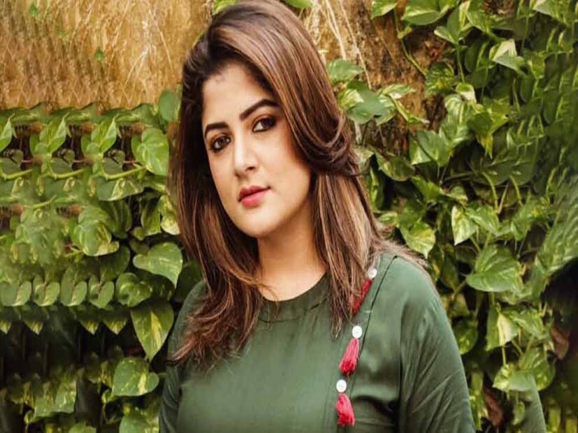 প্রতি বছরের মতো এ বারও ২১ জুলাইয়ের মঞ্চে টলিউডের একাধিক মুখ উপস্থিত ছিল। সঙ্গে টেলিভিশন অভিনেতা, অভিনেত্রীরাও। আর সেই মুখেদের মধ্যে এবার দেখা মিলল শ্রাবন্তী চট্টোপাধ্যায়ের। তারপর থেকেই ছড়ায় গুঞ্জন।