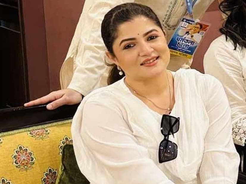 অবশেষে সোশ্যাল মিডিয়ায় ঘোষণা করেই বিজেপি ছেড়ে দিয়েছিলেন অভিনেত্রী। বিজেপির সঙ্গে দূরত্ব বাড়াচ্ছিলেন দীর্ঘদিন ধরেই। সেই তিনিই এবার ২১ জুলাইয়ের মঞ্চে।