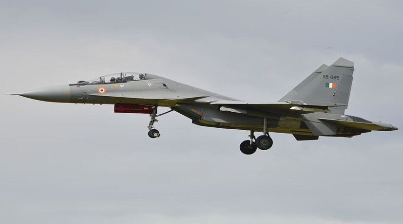 সুপার-৩০ প্রকল্প: Su-30MKI একটি ৪.৫ প্রজন্মের যুদ্ধবিমান। ভারত এটি রাশিয়া থেকে আমদানি করেছে। এখন এতে পরিবর্তনের প্রয়োজনীয়তা অনুভূত হয়েছে, যাতে এটি আজকের সময়ের সঙ্গে সামঞ্জস্যপূর্ণ করা যায়। প্রাথমিকভাবে, ৮৪টি Su-30MKI যুদ্ধবিমান আপগ্রেড করার পরিকল্পনা রয়েছে, যার জন্য ৩ থেকে ৪ বছর সময় লাগতে পারে। এটিকে সুপার-৩০ প্রোগ্রাম নাম দেওয়া হয়েছে। ইন্ডিয়া ডিফেন্স নিউজ-এর প্রতিবেদন অনুসারে, এই প্রকল্পে ২.৪ থেকে ৭.৮ বিলিয়ন ডলার (৬৬,৮২৯ কোটি টাকা) ব্যয় হতে পারে। আপগ্রেডের পরে, Su-30MKI যুদ্ধবিমান ২০৫৫ সালের মধ্যে পরিষেবার জন্য উপযুক্ত হবে। এই সময়ের মধ্যে ভারতের স্বদেশি যুদ্ধবিমান প্রকল্পটিও তার গন্তব্যে পৌঁছে যাবে এবং দেশটি ঘরে বসে পঞ্চম প্রজন্মের যুদ্ধবিমান তৈরি করতে সক্ষম হবে। DRDO এবং HAL পঞ্চম প্রজন্মের যুদ্ধবিমান তৈরির দিকে পদক্ষেপ নিয়েছে। এর জন্য, অ্যাডভান্সড মিডিয়াম কমব্যাট এয়ারক্রাফ্ট (AMCA) প্রকল্প চালু করা হয়েছে। আশা করা হচ্ছে যে আগামী দশ বছরের মধ্যে পঞ্চম প্রজন্মের বিমান ভারতেই তৈরি হবে। (File Photo)
