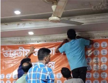 ব্যক্তি নয়, দলের গুরুত্ব বোঝাতে দলীয় পতাকায় নিজের পরিবর্তে দলীয় প্রতিকীর ছবিতে সাজলো মুরলীধর সেন লেনের দফতর