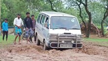 রাস্তার উপরেই ধান বীজ রোপন, বর্ষা নামতেই যা করলেন বাসিন্দারা...! জানলে চোখ কপালে উঠবে