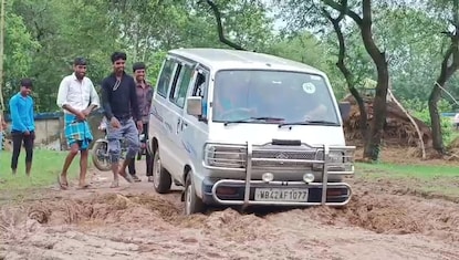 Bangla News: রাস্তার উপরেই ধান বীজ রোপন, বর্ষা নামতেই যা করলেন বাসিন্দারা…! জানলে চোখ কপালে উঠবে Bangla News: রাস্তার উপরেই ধান বীজ রোপন, বর্ষা নামতেই যা করলেন বাসিন্দারা…! জানলে চোখ কপালে উঠবে