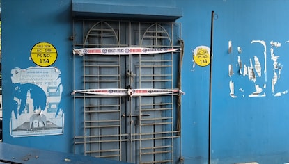 Kasba Law College: কলেজ খুললেও কসবার ‘প্লেস অফ অকারেন্স’ -এ বাড়তি নজর থাকবে পুলিশের… ইউনিয়ন রুম, গার্ড রুম বন্ধ Kasba Law College: কলেজ খুললেও কসবার ‘প্লেস অফ অকারেন্স’ -এ বাড়তি নজর থাকবে পুলিশের… ইউনিয়ন রুম, গার্ড রুম বন্ধ