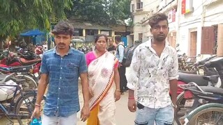 দাঁড়িয়ে থেকে মায়ের বিয়ে দিল ছোটছেলে, তাই শুনে বড়ছেলে যা করল শুনে অবাক হবেন