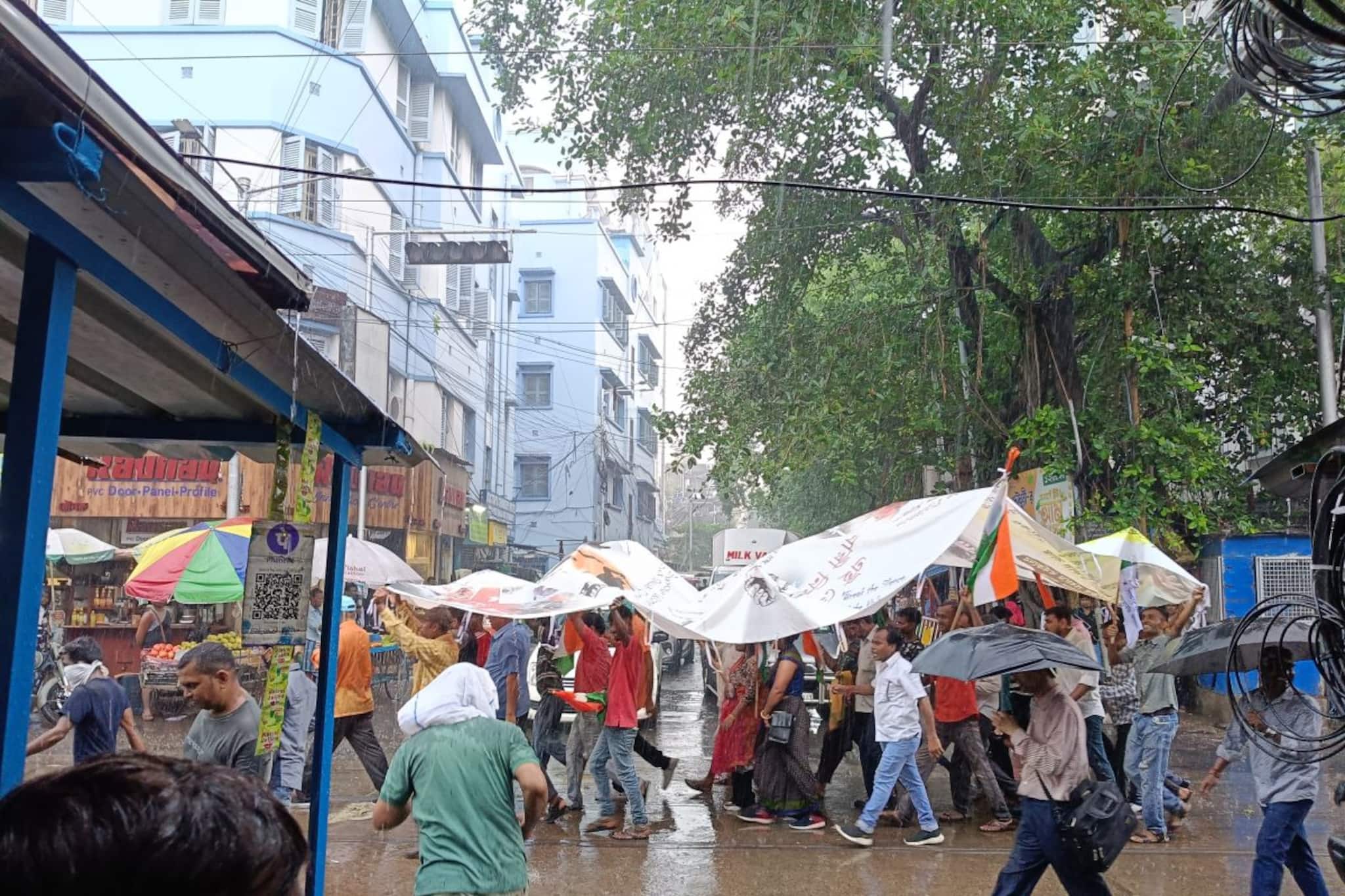 '২৬-এর আগে হাতের মুঠো শক্ত করতে লালবাজার অভিযান কংগ্রেসের! বৃষ্টি মাথায় করেই পথে কংগ্রেস