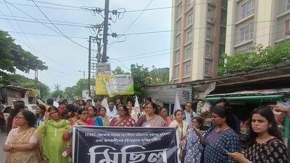 IIM এর ধর্ষণ কান্ডের বিচারে পথে নামল একাধিক বিরোধী দল IIM এর ধর্ষণ কান্ডের বিচারে পথে নামল একাধিক বিরোধী দল