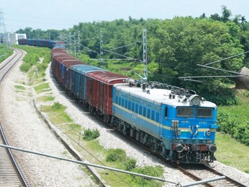 Indian Railways: ঝড়বৃষ্টি, বন‍্যা আবহাওয়া! দূর্যোগপূর্ণ আবহাওয়ার মধ্যেও পণ্য পরিবহণ চালিয়ে যাচ্ছে উত্তর পূর্ব সীমান্ত রেল