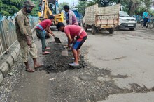 বাজে পিচ দিয়ে হয় রাস্তা! বজবজ-তারাতলা রোডের বেহাল দশা. বিস্ফোরক দাবি এলাকার বাসিন্দাদের