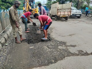 * বেহাল দশা বজবজ-তারাতলা রোডের