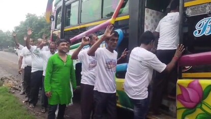 সদলবলে বাসে উঠলেন পুরোহিতরা, কোথায় যাচ্ছেন জানেন?