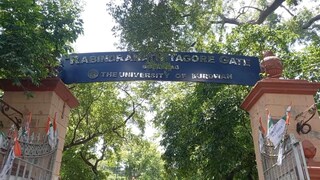 মদে চুর হয়ে থাকছেন নিরাপত্তারক্ষী! ছাত্রীদের সঙ্গে করছেন অশালীন ব্যবহার! কোন বিশ্ববিদ্যালয়ের ঘটনা?