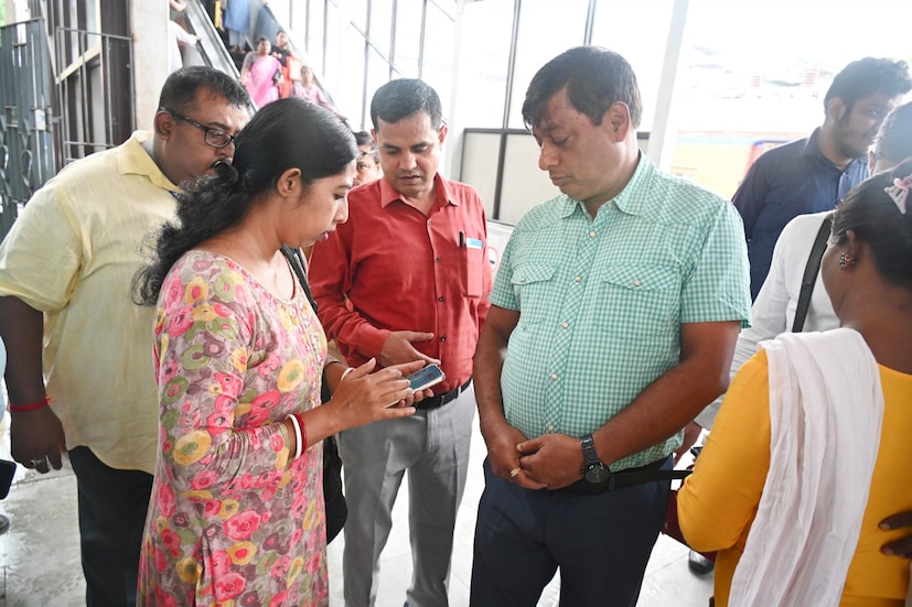 সিপিডি টিম তাৎক্ষণিকভাবে সিসিটিভি ক্যামেরার ফুটেজ পরীক্ষা করে, যেখানে সন্দেহভাজন ব্যক্তিকে ট্রেন থেকে মহিলার ব্যাগ এবং ১২৪০৫ নম্বর ট্রেনের এস-৪ বগিতে উঠতে দেখা গেছে। 