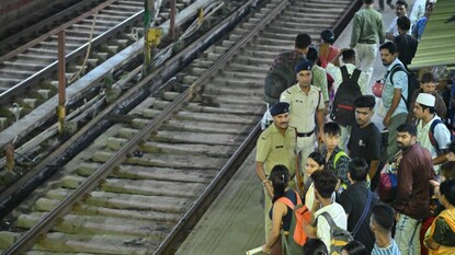 * জেলার যাত্রীদের সুবিধায় নয়া রুটে ট্রেন চালানোয় সুবিধা বাড়ছে যাত্রীদের