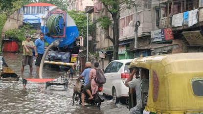 কলকাতার রেকর্ড সেঞ্চুরি বৃষ্টি, জলমগ্ন কলেজ স্ট্রিট চত্ত্বর কলকাতার রেকর্ড সেঞ্চুরি বৃষ্টি, জলমগ্ন কলেজ স্ট্রিট চত্ত্বর