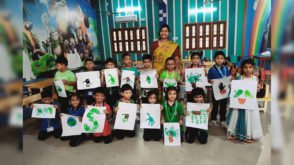 খুদে খুদে হাতে ভবিষ্যতের বীজ! প্রকৃতিকে আগলাচ্ছে কারা? মুর্শিদাবাদের স্কুলে বনমহোৎসবে পরিবেশ সচেতনতার পাঠ খুদেদের
