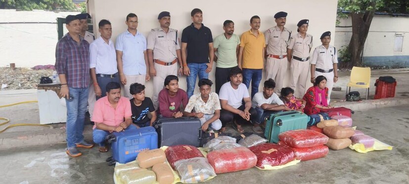 ভারতীয় রেল ও আরপিএফ কর্মীরা যৌথ ভাবে রেলপথে অপরাধমূলক কাজ বন্ধ করতে বদ্ধপরিকর! এই উদ্দেশ্যে বিভিন্ন স্টেশন ও ট্রেনে অবিরত চেকিং করছেন আরপিএফ জওয়ানরা। যাতে চোরাচালান রোধ করা যায় এবং কঠোর নজরদারি বজায় রেখে যাত্রীদের নিরাপত্তা নিশ্চিত করা যায় সেই দিকে কড়া নজর আরপিএফ-এর।