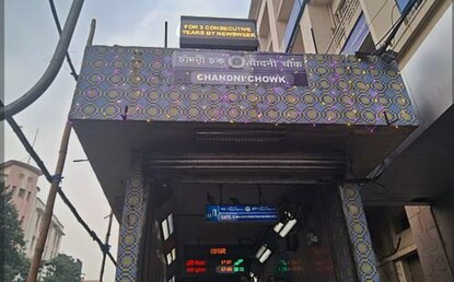 চাঁদনী চক মেট্রো স্টেশন এ মেট্রো বিভ্রাট , চলন্ত মেট্রো তলায় আগুনের ফুলকি