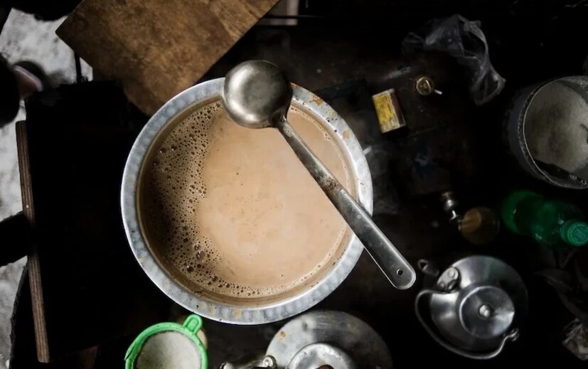 আবার কেউ যদি দীর্ঘ সময় ধরে অর্থাৎ ১০ মিনিট বা তার বেশি সময় ধরে চা ফোটান, তাহলে ট্যানিনের পরিমাণ বেড়ে চা তেতো হয়ে যায়। এমন চা পান করলে গ্যাস, অ্যাসিডিটি অথবা বদহজমের মতো সমস্যা দেখা দিতে পারে। আবার অতিরিক্ত ফোটানো চায়ের মধ্যে ক্যাফিনও বেড়ে যায়। যার জেরে মাথা ব্যথা, উত্তেজনা এবং অনিদ্রার মতো সমস্যার উদ্রেক হতে পারে। (Representative Image)
