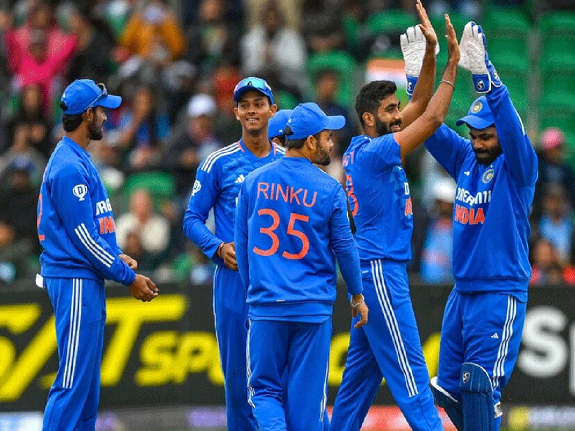 তাহলে কি ২০২৭ সালে আয়োজিত ওয়ানডে ক্রিকেট বিশ্বকাপ পর্যন্ত রোহিতই টিম ইন্ডিয়াকে ওয়ানডে ফরম্য়াটে নেতৃত্ব দেবেন? এই প্রশ্ন আরও একবার ঘুরপাক খাচ্ছে ভারতীয় ক্রিকেট সার্কিটে।