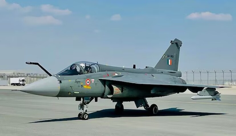 অতিরিক্ত Tejas Mk1A যুদ্ধবিমানের চুক্তি: তথ্য অনুযায়ী, ভারতীয় বিমানবাহিনী HAL-কে আরও ৯৭টি Tejas Mk1A যুদ্ধবিমানের অর্ডার দেওয়ার কথা গুরুত্ব সহকারে বিবেচনা করছে। এর ফলে মোট ১৮০টি Tejas Mk1A যুদ্ধবিমান সংগ্রহে থাকবে। এতে কেবল বিমানবাহিনীর শক্তিই বৃদ্ধি পাবে না, বরং দেশীয় যুদ্ধবিমানের বাজারও বিকশিত হবে। নিরাপত্তার দৃষ্টিকোণ থেকে পশ্চিম থেকে উত্তর সীমান্তে নজর দেওয়ার সাহস করার আগে শত্রু ১০০ বার ভাববে। তবে, আমেরিকান যুদ্ধবিমান প্রস্তুতকারক জেনারেল ইলেকট্রিক প্রতিশ্রুতি অনুযায়ী সময়মতো জেট ইঞ্জিন সরবরাহ করতে ব্যর্থ হওয়ার কারণে ২০২১ সালে ৮৩টি Tejas Mk1A যুদ্ধবিমান সরবরাহের চুক্তি এখনও সম্পন্ন হয়নি। তবে, HAL-এর চেয়ারম্যান এবং ব্যবস্থাপনা পরিচালক ডি কে সুনীল দাবি করেছেন যে বিমানবাহিনী যদি অতিরিক্ত ৯৭টি যুদ্ধবিমানের অর্ডার দেয়, তাহলে এটি ২০৩১ সালের মধ্যে সম্পন্ন হবে। বর্তমানে, প্রতিরক্ষা ক্রয় কমিটি এটি বিবেচনা করছে। HAL ২০২৭ সাল থেকে প্রতি বছর ৩০টি Tejas Mk1A যুদ্ধবিমান তৈরির লক্ষ্যমাত্রা নির্ধারণ করেছে। এর সবচেয়ে বড় কারণ হল জেনারেল ইলেকট্রিক অংশীদারিত্বের অধীনে ভারতে একটি উৎপাদন ইউনিট স্থাপন করবে। (File Photo)