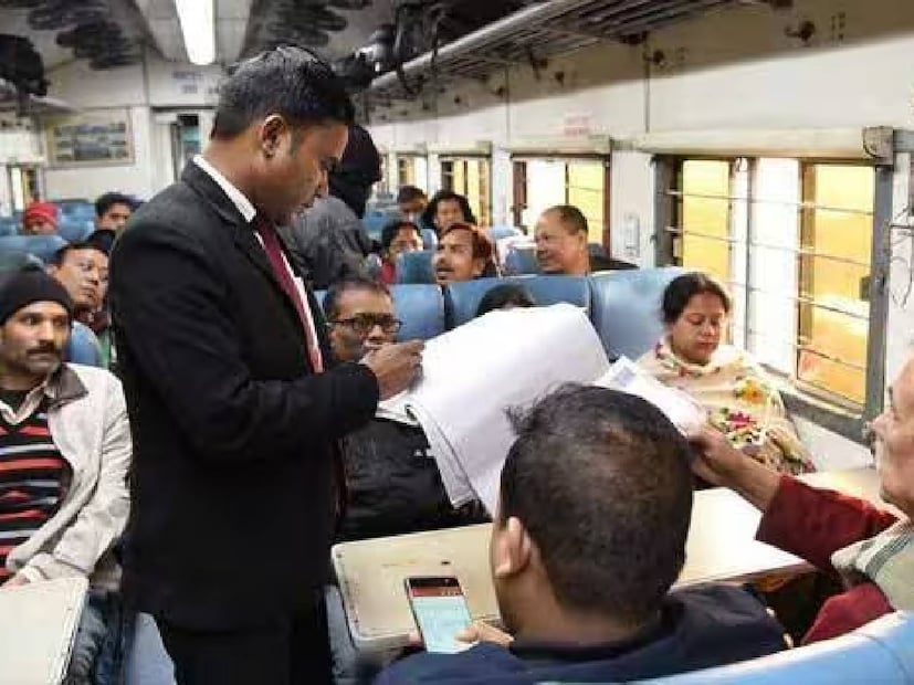 তীব্র স্বরে চেঁচাতে চেঁচাতে মহিলা একই লড়তে থাকেন টিটিই এবং যাত্রীর সঙ্গে। ইন্টারনেটে ভাইরাল হওয়া এই ভিডিওতেও মহিলা বলেন তিনি ₹১,১০০ টাকার টিকিট নিয়েছেন টিটিই-র কাছ থেকে। তাহলে এখন কেন সিট চেঞ্জ করবেন?