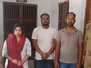 ফ্ল্যাটে থাকতেন স্বামী-স্ত্রী, আচমকা নজর পুলিশের! জানলা দিয়ে উঁকি দিতেই… ঘাম ছুটল সকলের ফ্ল্যাটে থাকতেন স্বামী-স্ত্রী, আচমকা নজর পুলিশের! জানলা দিয়ে উঁকি দিতেই… ঘাম ছুটল সকলের