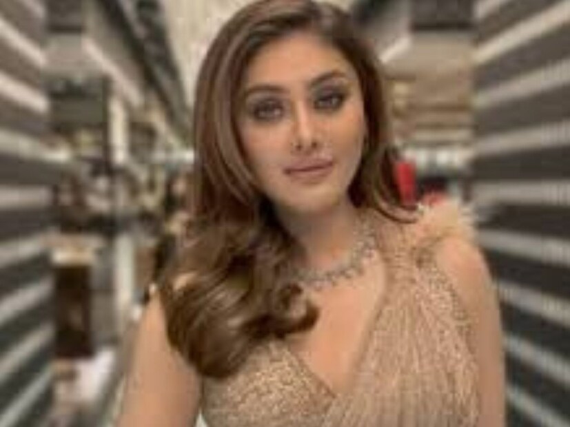 কাঁটালাগা গার্ল শেফালি জারিওয়ালার আকস্মিক মৃত্যু গোটা দেশকে হতবাক ও স্তব্ধ করে দিয়েছে। ৪২ বছর বয়সী অভিনেত্রী হৃদরোগে আক্রান্ত হয়ে মারা গিয়েছেন। শেফালিকে তাঁর মুম্বইয়ের অ্যাপার্টমেন্টে মৃত অবস্থায় পাওয়া যায়।