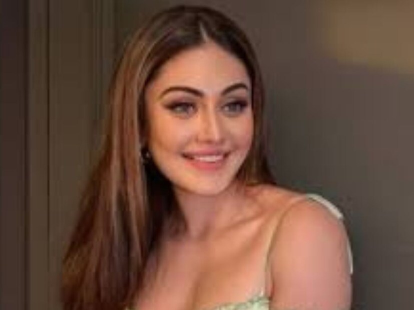 মাত্র ৪২ বছর বয়সেই সব শেষ৷ ২৭ জুন সেই ভয়াবহ দিন৷ আচমকা মৃত্যুর কোলে ঢলে পড়েন অভিনেত্রী ও মডেল শেফালি জারিওয়ালা৷ অভিনেত্রীর আকস্মিক মৃত্যুতে ভক্তরা এখনও শোকাহত।