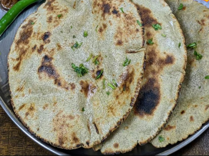 স্বাস্থ্য বিশেষজ্ঞদের মতে, চোকারসহ আটা ওজন কমাতে এবং হার্টের সুস্থতা বজায় রাখতে গোপন অস্ত্রের মতো কাজ করে। তবে অতিরিক্ত খেলে সমস্যা হতে পারে কি না, সেই প্রশ্নও উঠে আসে।